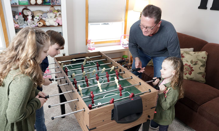 Knee Replacement patient plays with his grandkids